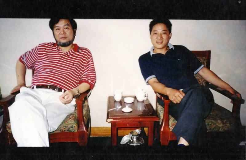 与全国著名画家何水法留影